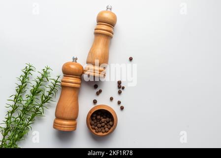 Zwei Pfeffermühle auf weißem Hintergrund. Küchenidee Stockfoto