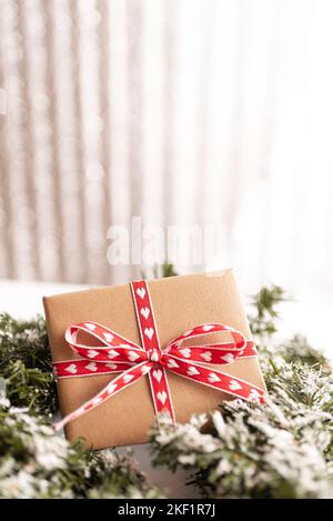 Bastelpapier Geschenkbox mit rotem Band zum neuen Jahr Stockfoto