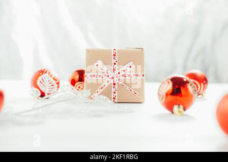 Geschenkbox verpackt Bastelpapier auf Neujahr Stockfoto