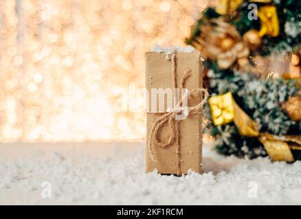 Kleines weihnachtsgeschenk in Bastelpapier verpackt Stockfoto