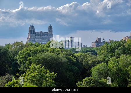 Ein Park mit üppigen grünen Bäumen bietet einen unvergleichlichen Blick auf die Skyline von New York City Stockfoto