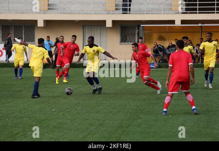 Die Spieler des Jugendclubs Rafah posieren ein Mannschaftsspiel "Ecuadors" gegen den Union Club Khan Yunis, das als "Qatar"-Team in einem WM-Spiel 2022 in Katar spielt Stockfoto