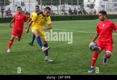 Die Spieler des Jugendclubs Rafah posieren ein Mannschaftsspiel "Ecuadors" gegen den Union Club Khan Yunis, das als "Qatar"-Team in einem WM-Spiel 2022 in Katar spielt Stockfoto