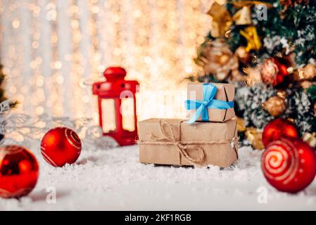 Weihnachten Komposition mit Geschenkboxen, tannenzweigen, goldenen Kugeln auf weißem Hintergrund, kopieren. Weihnachten festliche Konzept. Stockfoto