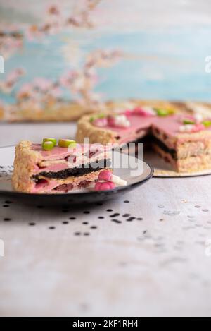 Hausgemachter Kuchen mit Kirschfüllung, rosa verziert Stockfoto