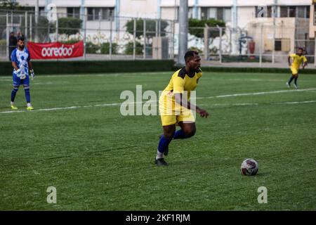 Die Spieler des Jugendclubs Rafah posieren ein Mannschaftsspiel "Ecuadors" gegen den Union Club Khan Yunis, das als "Qatar"-Team in einem WM-Spiel 2022 in Katar spielt Stockfoto