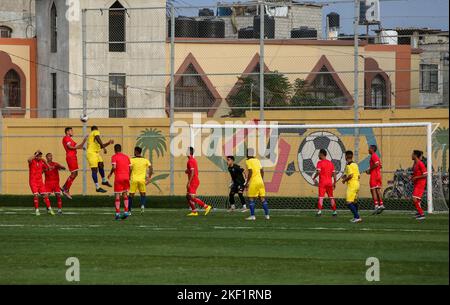 Die Spieler des Jugendclubs Rafah posieren ein Mannschaftsspiel "Ecuadors" gegen den Union Club Khan Yunis, das als "Qatar"-Team in einem WM-Spiel 2022 in Katar spielt Stockfoto