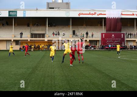 Die Spieler des Jugendclubs Rafah posieren ein Mannschaftsspiel "Ecuadors" gegen den Union Club Khan Yunis, das als "Qatar"-Team in einem WM-Spiel 2022 in Katar spielt Stockfoto