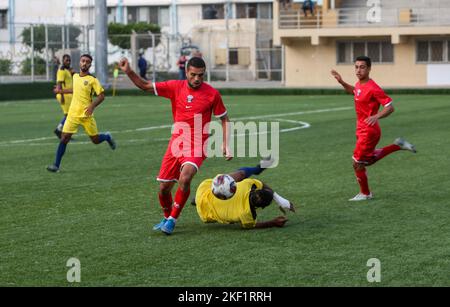 Die Spieler des Jugendclubs Rafah posieren ein Mannschaftsspiel "Ecuadors" gegen den Union Club Khan Yunis, das als "Qatar"-Team in einem WM-Spiel 2022 in Katar spielt Stockfoto