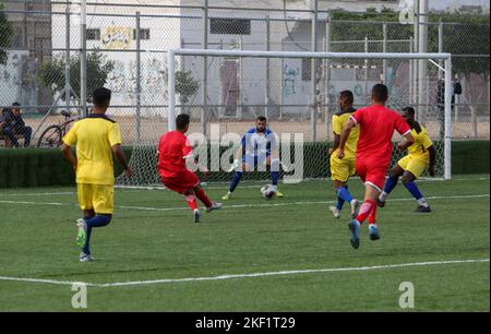 Die Spieler des Jugendclubs Rafah posieren ein Mannschaftsspiel "Ecuadors" gegen den Union Club Khan Yunis, das als "Qatar"-Team in einem WM-Spiel 2022 in Katar spielt Stockfoto