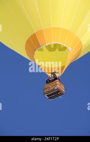 Heißluftballons im Flug mit Platz im unteren Teil für Text Stockfoto