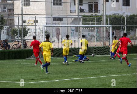 Die Spieler des Jugendclubs Rafah posieren ein Mannschaftsspiel "Ecuadors" gegen den Union Club Khan Yunis, das als "Qatar"-Team in einem WM-Spiel 2022 in Katar spielt Stockfoto