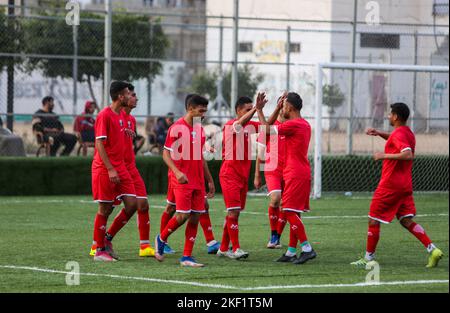 Die Spieler des Jugendclubs Rafah posieren ein Mannschaftsspiel "Ecuadors" gegen den Union Club Khan Yunis, das als "Qatar"-Team in einem WM-Spiel 2022 in Katar spielt Stockfoto
