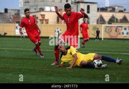 Die Spieler des Jugendclubs Rafah posieren ein Mannschaftsspiel "Ecuadors" gegen den Union Club Khan Yunis, das als "Qatar"-Team in einem WM-Spiel 2022 in Katar spielt Stockfoto