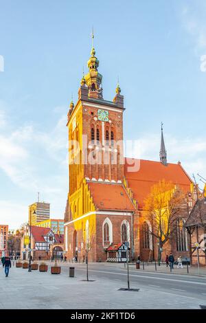 Danzig, Polen - 12. März 2022: Rektorskirche der Karmeliter-Väter st. Catherine in Danzig. Reisen Stockfoto