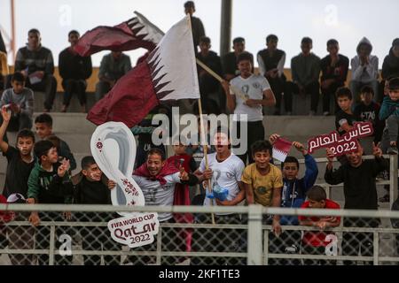 Die Spieler des Jugendclubs Rafah posieren ein Mannschaftsspiel "Ecuadors" gegen den Union Club Khan Yunis, das als "Qatar"-Team in einem WM-Spiel 2022 in Katar spielt Stockfoto