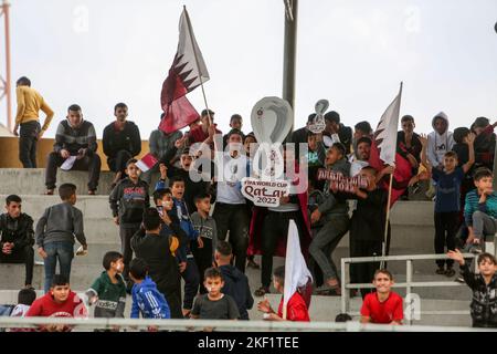 Die Spieler des Jugendclubs Rafah posieren ein Mannschaftsspiel "Ecuadors" gegen den Union Club Khan Yunis, das als "Qatar"-Team in einem WM-Spiel 2022 in Katar spielt Stockfoto