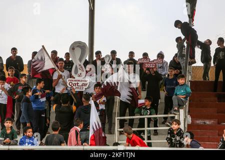 Die Spieler des Jugendclubs Rafah posieren ein Mannschaftsspiel "Ecuadors" gegen den Union Club Khan Yunis, das als "Qatar"-Team in einem WM-Spiel 2022 in Katar spielt Stockfoto