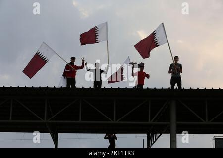 Die Spieler des Jugendclubs Rafah posieren ein Mannschaftsspiel "Ecuadors" gegen den Union Club Khan Yunis, das als "Qatar"-Team in einem WM-Spiel 2022 in Katar spielt Stockfoto