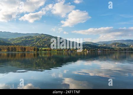 Stubenbergsee in der Steiermark, Österreich. Malerische Herbstlandschaft mit Spiegelung. Stockfoto