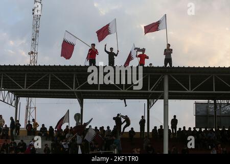 Die Spieler des Jugendclubs Rafah posieren ein Mannschaftsspiel "Ecuadors" gegen den Union Club Khan Yunis, das als "Qatar"-Team in einem WM-Spiel 2022 in Katar spielt Stockfoto