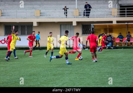 Die Spieler des Jugendclubs Rafah posieren ein Mannschaftsspiel "Ecuadors" gegen den Union Club Khan Yunis, das als "Qatar"-Team in einem WM-Spiel 2022 in Katar spielt Stockfoto