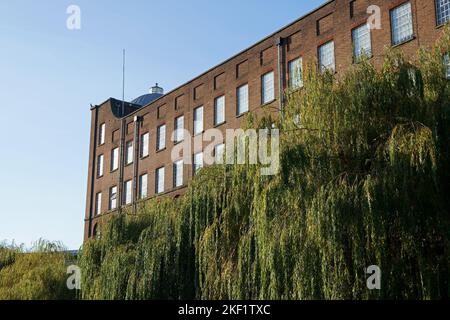 Historischen St James Mill, Heimat der Jarrolds Drucker, neben dem Fluss Wensum in Whitefriars, Norwich Stockfoto