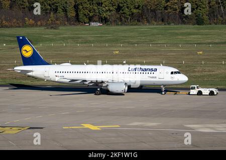 Deutscher Lufthansa Airbus A320-200 mit Registrierung D-AIZB auf Pushback am Flughafen Köln/Bonn Stockfoto