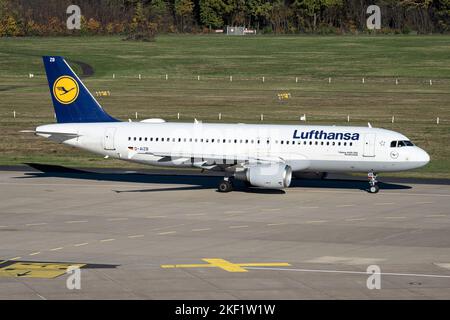 Deutscher Lufthansa Airbus A320-200 mit Registrierung D-AIZB am Flughafen Köln/Bonn Stockfoto