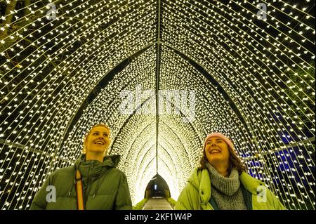 London, Großbritannien. 15.. November 2022. Die Weihnachtskathedrale - Weihnachten in Kew. Der „ursprüngliche festliche Lichtweg“ Großbritanniens wird zum zehnten Mal mit einer Vielzahl von saisonalen Favoriten und faszinierenden neuen Lichtinstallationen neu aufgesetzt. Ein Ausflug für Besucher jeden Alters, der von Mittwoch, 16. November 2022, bis Sonntag, 8. Januar 2023 stattfindet. Kredit: Guy Bell/Alamy Live Nachrichten Stockfoto