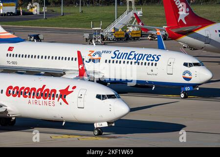 Corendon und SunExpress Boeing 737-800 am Flughafen Köln/Bonn Stockfoto