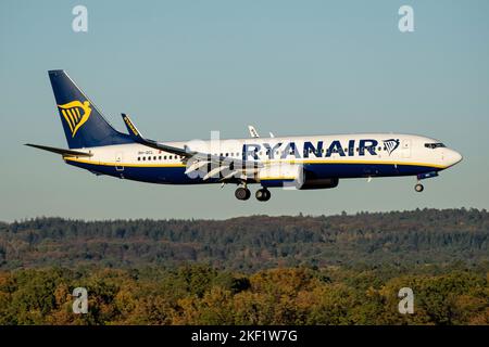 Malta Air/Ryanair Boeing 737-800 mit Registrierung 9H-QCL im Finale für Start- und Landebahn 14L des Flughafens Köln/Bonn Stockfoto