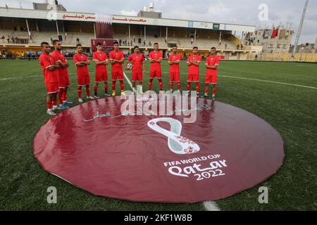 Die Spieler des Jugendclubs Rafah posieren ein Mannschaftsspiel "Ecuadors" gegen den Union Club Khan Yunis, das als "Qatar"-Team in einem WM-Spiel 2022 in Katar spielt Stockfoto