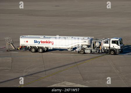 Skytanking MAN TGS Fuel Services Tanklaster am Flughafen Köln/Bonn Stockfoto