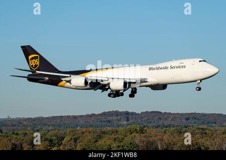 UPS Boeing 747-8F mit Registrierung N627UP im Kurzfinale für Start- und Landebahn 14L des Flughafens Köln-Bonn Stockfoto