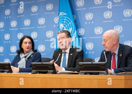 Am 15. November 2022 führen Maria-Isca Spatolisano, IB Petersen und John Wilmoth eine Pressekonferenz am 8. Tag im UN-Hauptquartier in New York durch Stockfoto