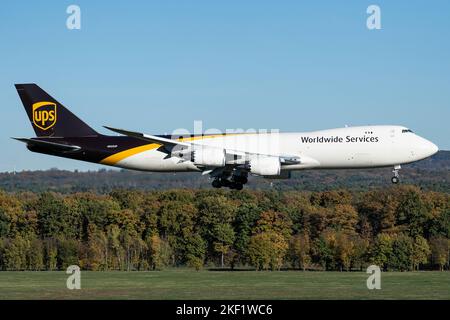 UPS Boeing 747-8F mit Registrierung N622UP im Kurzfinale für Start- und Landebahn 14L des Flughafens Köln-Bonn Stockfoto