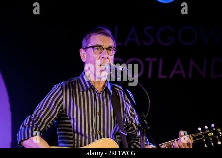 Glasgow, Schottland. Juni 2010. Rab Noakes, schottischer Liedermacher, trat im Oran Mor Glasgow auf. Noakes ist das beste Album für das Spiel mit den Bands Lindisfarne und Gerry Rafferty und hat 19 Studioalben veröffentlicht. Foto Pahuline Keightley/ Alamy. Stockfoto