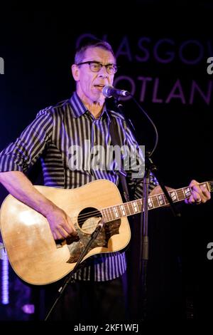 Glasgow, Schottland. Juni 2010. Rab Noakes, schottischer Liedermacher, trat im Oran Mor Glasgow auf. Noakes ist das beste Album für das Spiel mit den Bands Lindisfarne und Gerry Rafferty und hat 19 Studioalben veröffentlicht. Foto Pahuline Keightley/ Alamy. Stockfoto