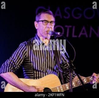 Glasgow, Schottland. Juni 2010. Rab Noakes, schottischer Liedermacher, trat im Oran Mor Glasgow auf. Noakes ist das beste Album für das Spiel mit den Bands Lindisfarne und Gerry Rafferty und hat 19 Studioalben veröffentlicht. Foto Pahuline Keightley/ Alamy. Stockfoto