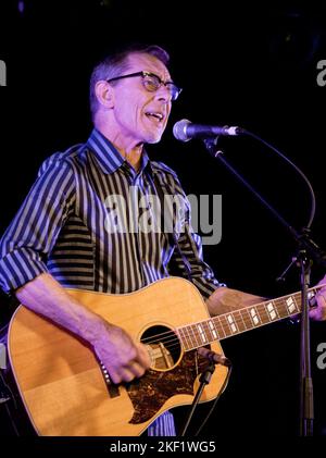 Glasgow, Schottland. Juni 2010. Rab Noakes, schottischer Liedermacher, trat im Oran Mor Glasgow auf. Noakes ist das beste Album für das Spiel mit den Bands Lindisfarne und Gerry Rafferty und hat 19 Studioalben veröffentlicht. Foto Pahuline Keightley/ Alamy. Stockfoto