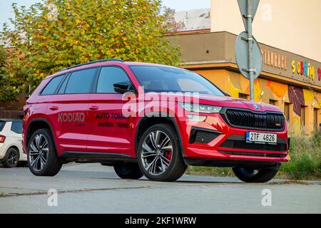 HAVIROV, TSCHECHISCHE REPUBLIK - 13. OKTOBER 2022: Skoda Kodiaq RS SUV präsentiert auf der Autohaus in leuchtendem Rot Stockfoto