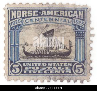 USA - 1925. Mai 2: Eine blaue und schwarze Briefmarke mit 5 Cent, die das Segelschiff „Restaurationen“ mit der ersten Gruppe von Einwanderern aus Norwegen in die US-nordamerikanische Ausgabe zeigt. 100.. Jahrestag der Ankunft in New York am Oktober. 9, 1825 Stockfoto