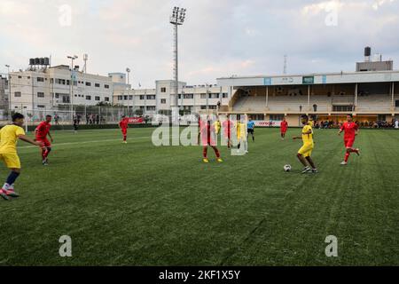 Die Spieler des Jugendclubs Rafah posieren ein Mannschaftsspiel "Ecuadors" gegen den Union Club Khan Yunis, das als "Qatar"-Team in einem WM-Spiel 2022 in Katar spielt Stockfoto