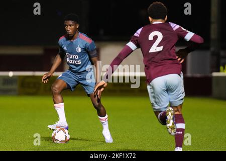 Dagenham, Großbritannien. 15.. November 2022. Dagenham - Karim Dermane von Feyenoord, Junior Robinson von West Ham United FC U21 während des Spiels zwischen West Ham United U21 FC gegen Feyenoord O21 im London Borough of Barking & Dagenham Stadium am 15. November 2022 in Dagenham, Großbritannien. Kredit: Kasten zu Kasten Abbildungen/Alamy Live Nachrichten Stockfoto