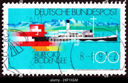 DEUTSCHLAND - UM 1993: Eine in Deutschland gedruckte Marke zeigt den Bodensee-Dampfer Hohentwiel und Flaggen, um 1993 Stockfoto