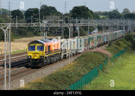 Diesellokomotive der Baureihe 66 auf der Hauptstrecke bei Rugelee, Staffordshire, Großbritannien, im August 2022. Stockfoto