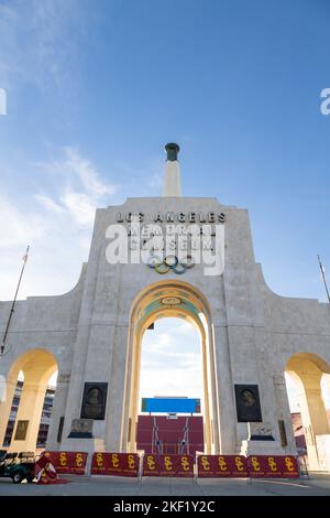 Los Angeles, CA - November 2022: Los Angeles Memorial Coliseum, Heimat von USC Football, Olympischen Spielen und anderen Veranstaltungen. Stockfoto