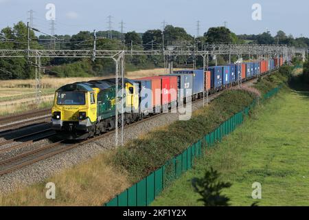 Diesellokomotive und Containerzug der Baureihe 70, in der Nähe von Rugelee, Staffordshire, Großbritannien, im August, 2022. Stockfoto