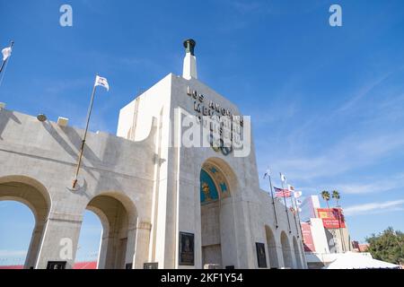 Los Angeles, CA - November 2022: Los Angeles Memorial Coliseum, Heimat von USC Football, Olympischen Spielen und anderen Veranstaltungen. Stockfoto